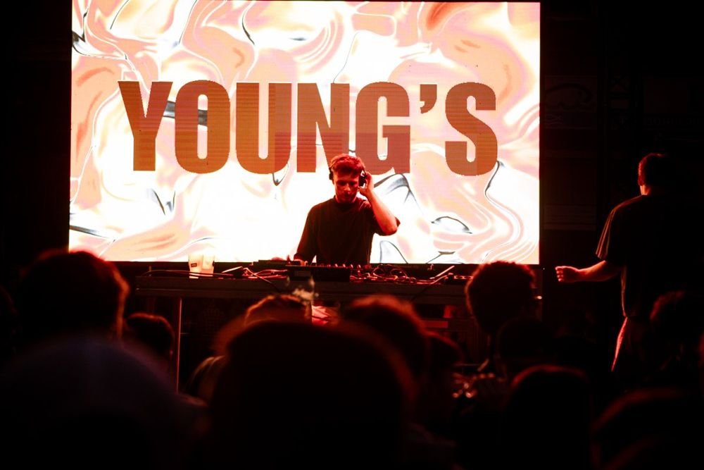 YOUNGS aux platines devant son nom affiché sur l'écran
