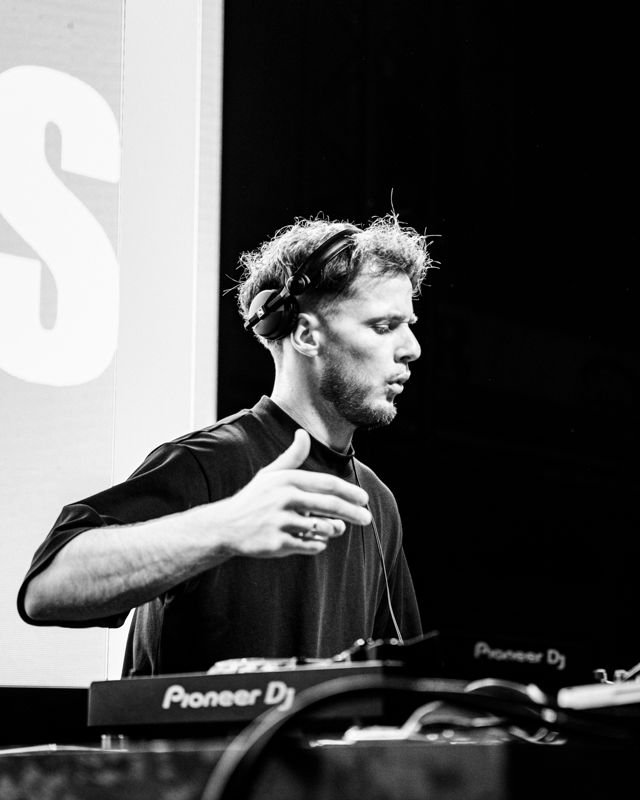 YOUNGS au casque derrière les platines, en noir et blanc
